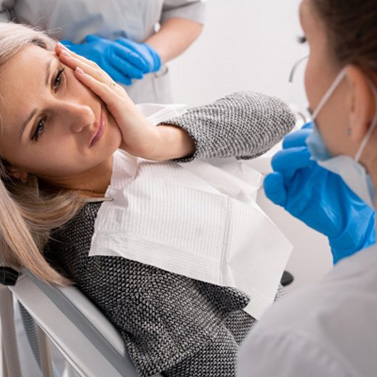 Lady has oral pain in dentist’s chair