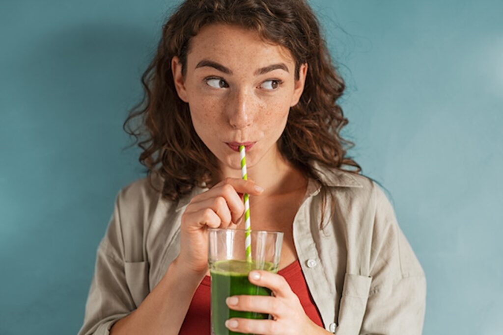 friends following diet trends by drinking fresh juice 